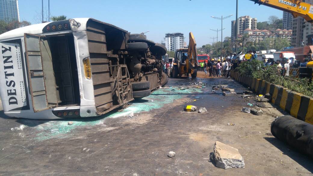 1 dead, 4 injured as luxury bus overturns on JVLR near IIT-Bombay in Powai 2