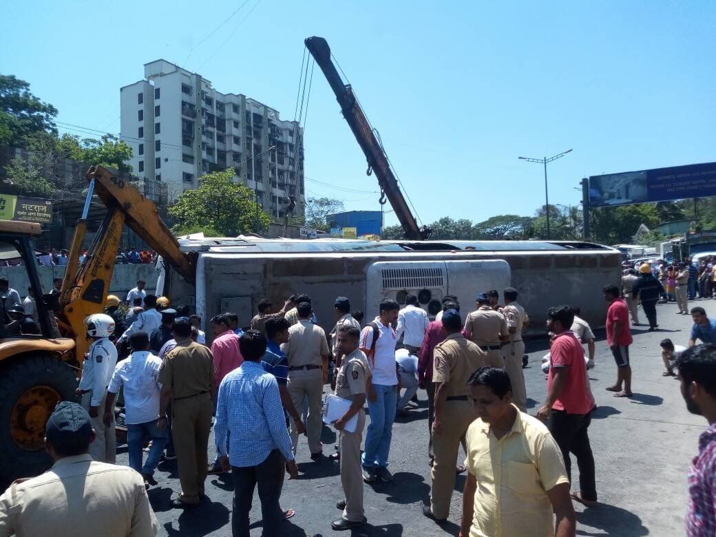 1 dead, 4 injured as luxury bus overturns on JVLR near IIT-Bombay in Powai 3