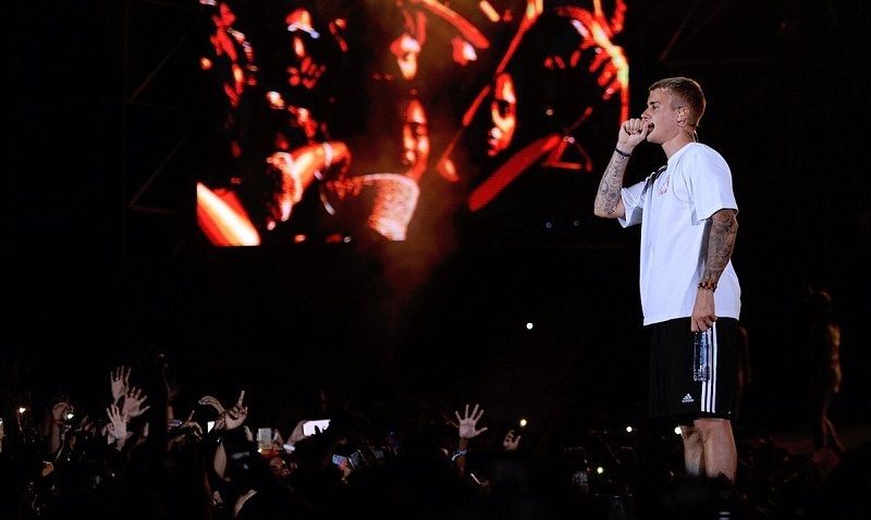 Fans furious as Justin Bieber lip-syncs during his maiden concert in Mumbai