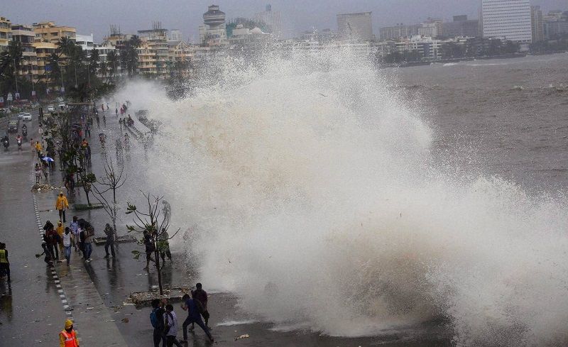 High tide turns fatal, washes away 17-year-old girl at Marine Drive