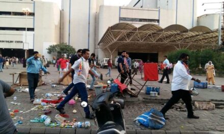 MNS workers attack hawkers at Vashi station, Nirupam booked for holding illegal rally
