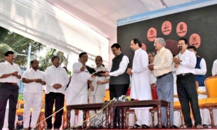 CM dedicates site for Bal Thackeray memorial, Sena donates 2 crore for farmers’ welfare