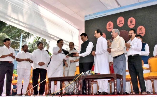CM dedicates site for Bal Thackeray memorial, Sena donates 2 crore for farmers’ welfare