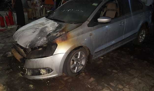 Video: Miscreant in Mercedes torches car parked in Powai society