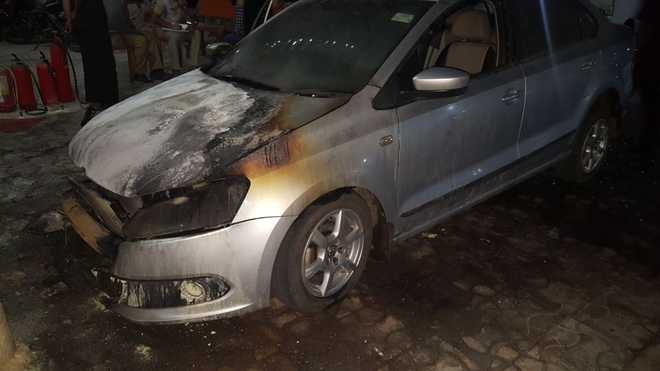 Video: Miscreant in Mercedes torches car parked in Powai society