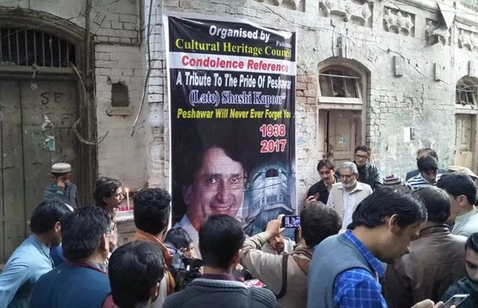 Pakistani fans pay tribute to Shashi Kapoor outside his ancestral home in Peshawar 1