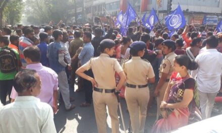 Dalit protestors force owners to shut shops across Mumbai, disrupt traffic