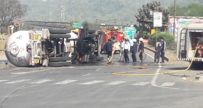 Gas tanker overturns on Ghodbunder road: Route closed due to gas leak, traffic diverted 1