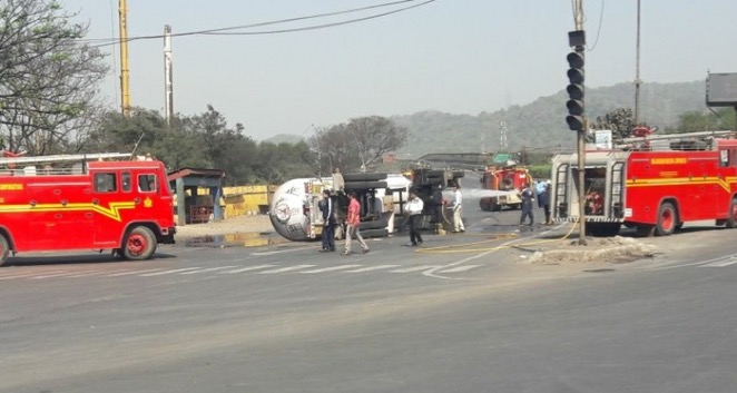 Gas tanker overturns on Ghodbunder road: Route closed due to gas leak, traffic diverted