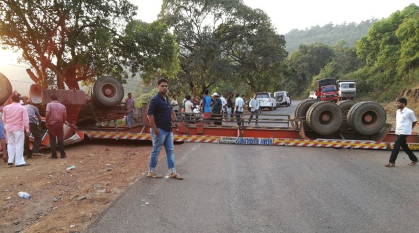 Trailer overturns on Mumbai-Goa highway, traffic affected
