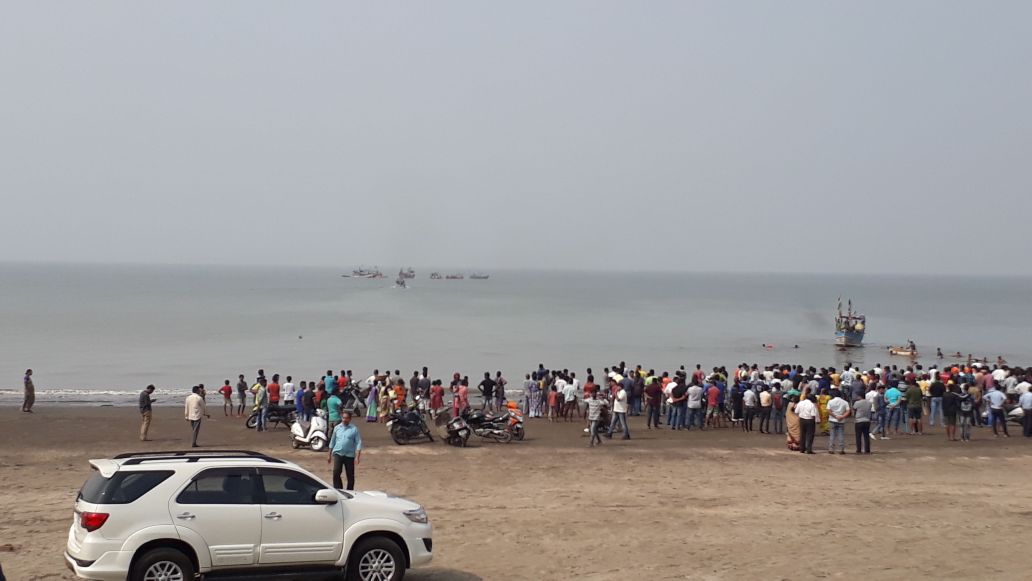 Visuals: Boat with 40 school students capsizes near Dahanu 2