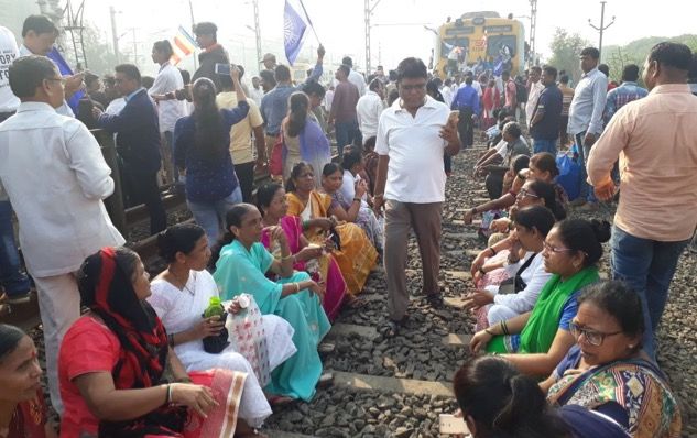 Visuals: Rail roko staged at Goregaon, Virar, Thane and Nalasopara stations 4