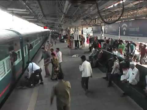 Video: TC saves passenger at Kalyan station