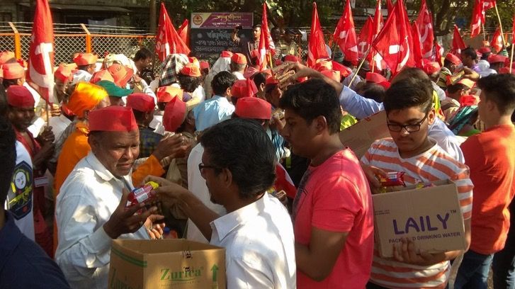 In Pics: 50,000 farmers reach Mumbai, to press for demands without inconveniencing Mumbaikars 3