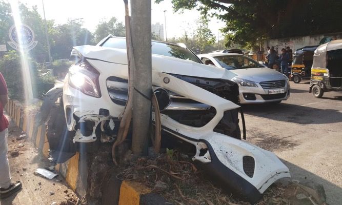 Speeding Mercedes rams into divider at Lokhandwala 2