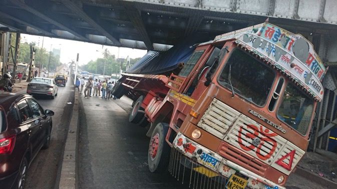 Trailer rams into Kings Circle railway bridge: Peak hour traffic between Dadar, Sion affected 1
