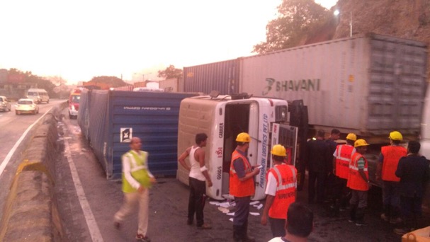 Container topples on Ghodbunder Road: Chemical spilled on road, traffic affected