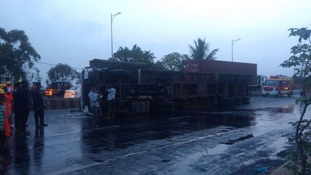 Container topples on Ghodbunder Road: Chemical spilled on road, traffic affected