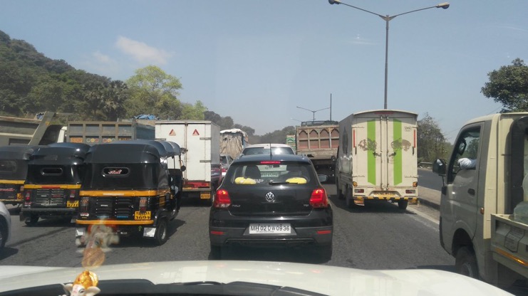 Motorists face major delays on EEH after dumper rams into clean-up vehicle at Airoli bridge towards Thane 2
