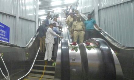 Thane station escalator malfunctions, 3 commuters injured
