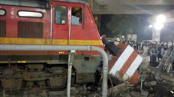 Pictures: Pawan Express hits dead end at LTT-Kurla Terminus, gets derailed 1
