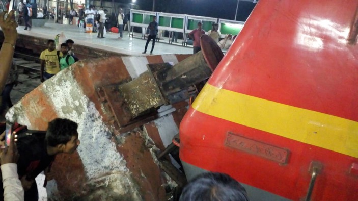Pictures: Pawan Express hits dead end at LTT-Kurla Terminus, gets derailed 2