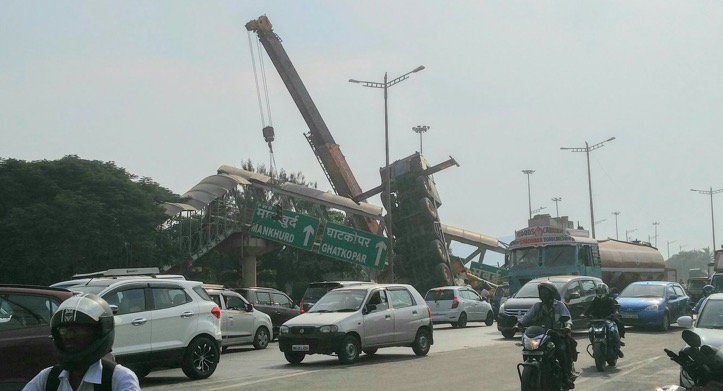 Video: FOB collapses near Vashi creek bridge