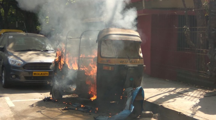 Video: Parked auto catches fire in Thane