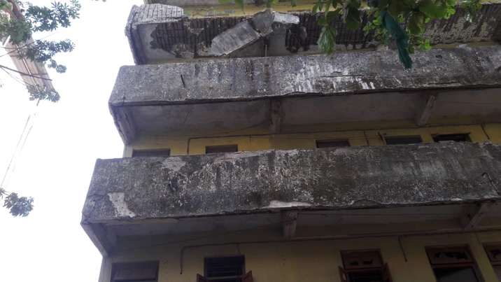 8 bikes damaged after part of building in Railway Quarters, Thane collapses 1