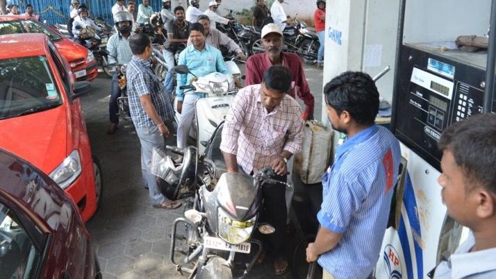 Petrol price falls below Rs 80 in Mumbai