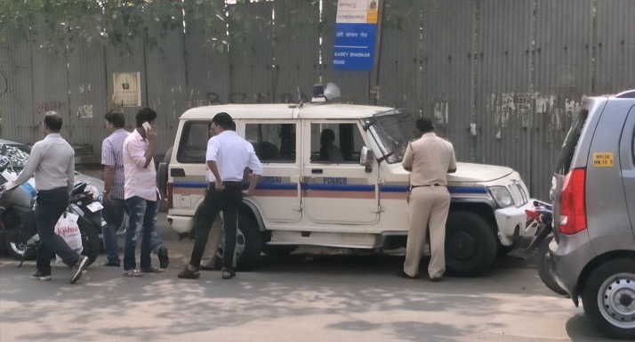 EC squad seizes 46 lakh unaccounted cash from SUV in Byculla