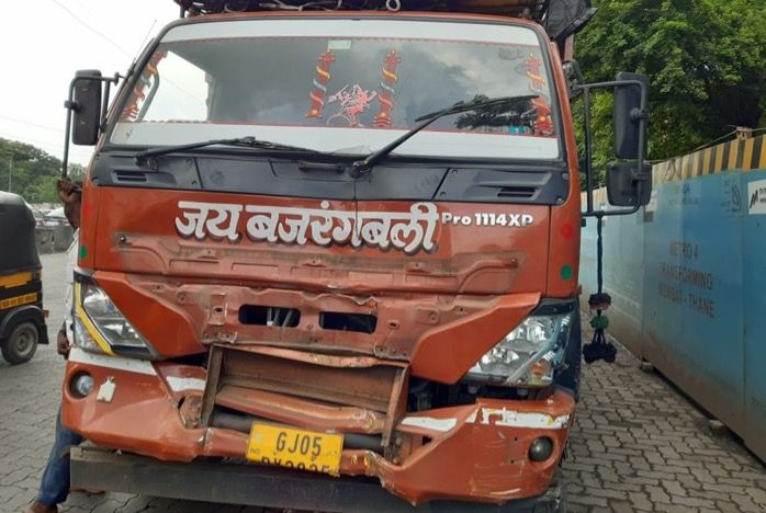 Student injured after school bus rams into car at Ghodbunder Road, Thane 3