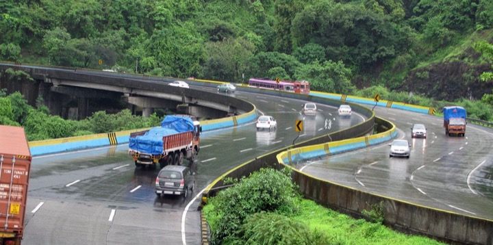 3 dead after bus rams into stationary truck on Mumbai-Pune expressway