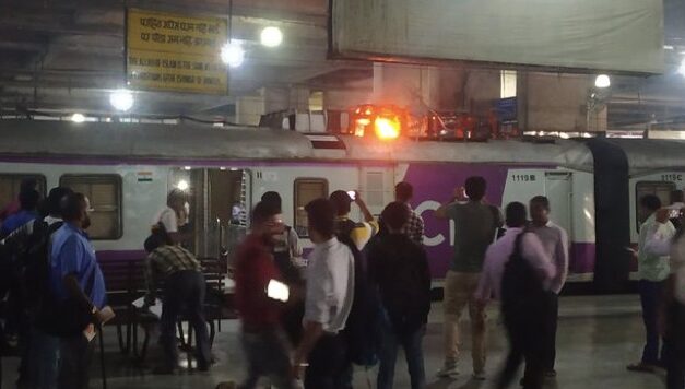 Video: Pantograph of CSMT-Panvel local catches fire at Vashi station