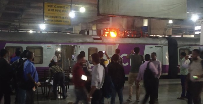 Video: Pantograph of CSMT-Panvel local catches fire at Vashi station