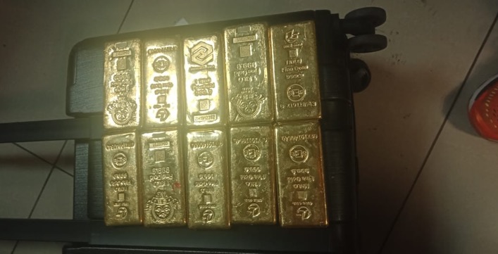 Gold worth over 3.5 crore seized in separate incidents at Mumbai Airport